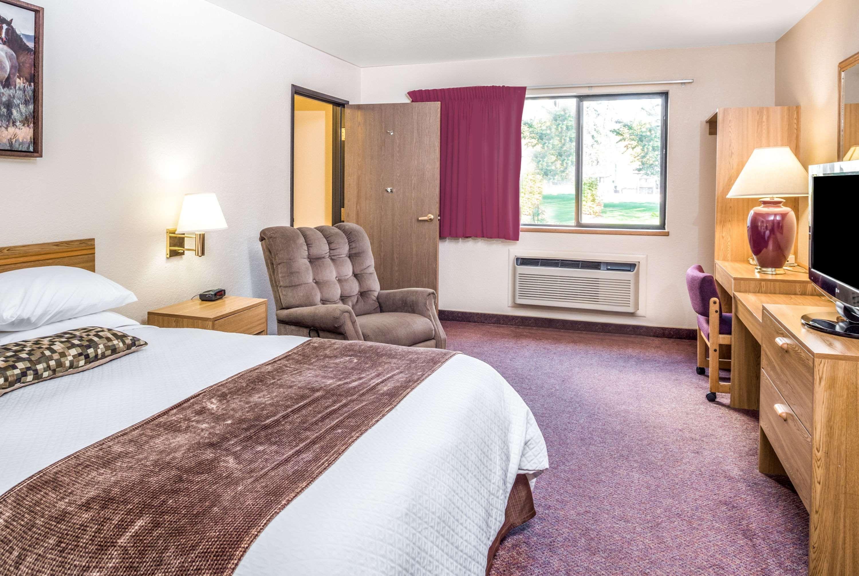 Super 8 By Wyndham St. Regis Hotel Luaran gambar